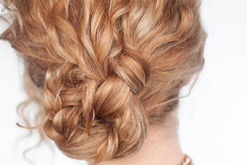 Tutorial Mudah Membuat Braided Bun untuk Rambut Keriting | Popbela.com