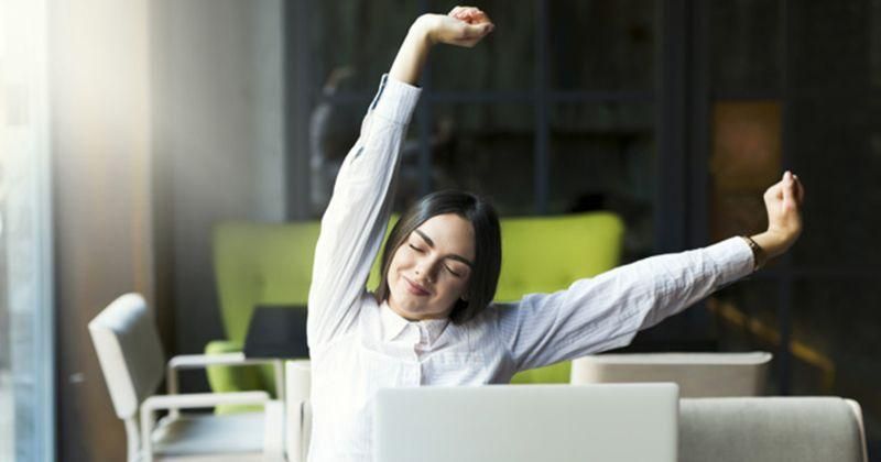 6 Gerakan Stretching Sederhana untuk Menghilangkan Lelah saat Bekerja