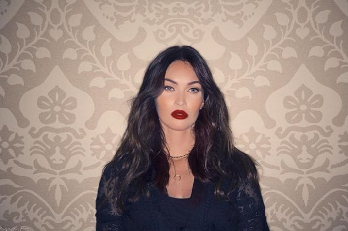 Mast qizlar yotoqxonada jinsiy aloqa qilishmoqda