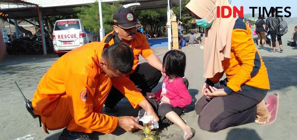 Puluhan Wisatawan di Pantai Parangtritis Tersengat Ubur-Ubur