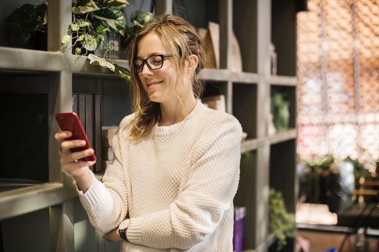8 Cara Kenalan Lewat Chat dengan Gebetan