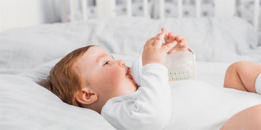 Bahaya Bayi Pegang Botol Susu Sendiri saat Menyusu sambil Tiduran