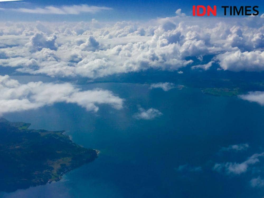Potret Danau Toba dari udara (IDN Times/Prayugo Utomo)