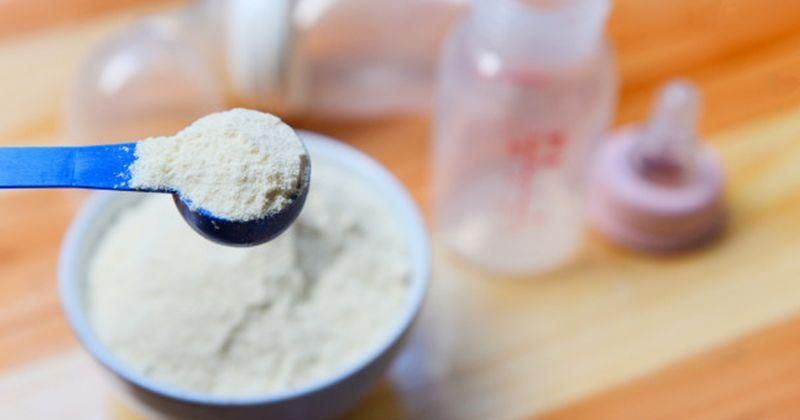 Susu Formula Menggumpal, Apakah Aman Diberikan pada Bayi?