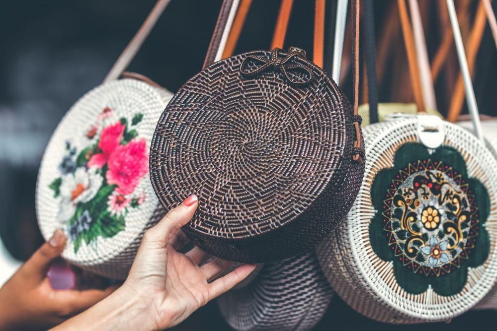 ilustrasi tas rotan (unsplash.com/Artem Beliaikin)