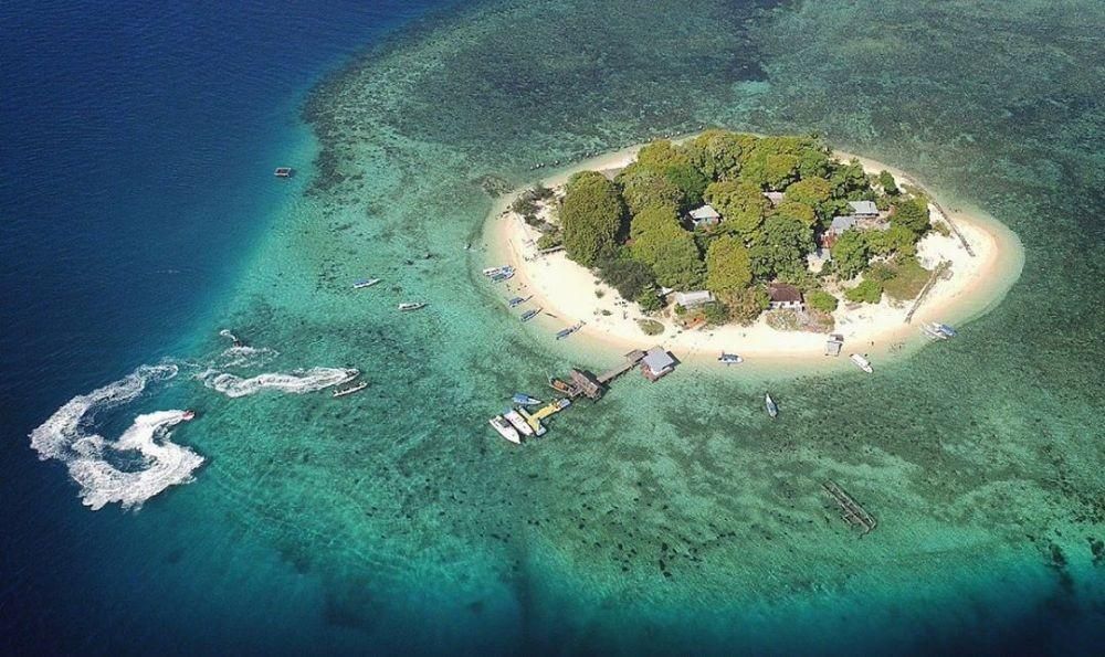 Pemandangan Pulau Samalona, salah satu obyek wisata di Kota Makassar, dari udara. (Instagram.com/pasarhamburg)