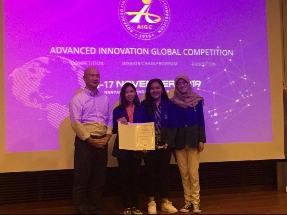 AA I Prajna Canricha P, Natashia Deborah, dan Alyaa Zalfaa Komara Putri saat menerima penghargaan Gold Award di Nanyang Technological University, Singapura. IDN Times/Dok.Humas ITS
