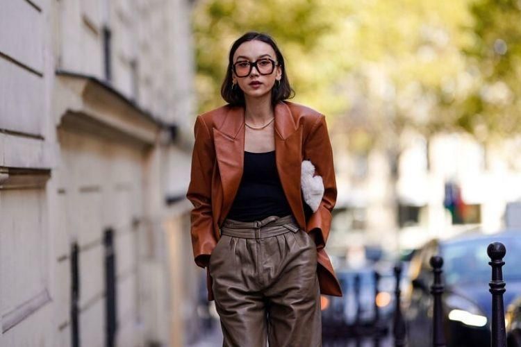 Cara Paling Stylist saat OOTD Pakai Warna Cokelat