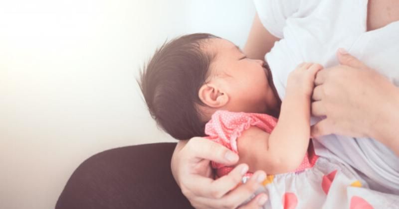 Tips Aman Menyusui saat Mama Tak Sengaja Minum Minuman Beralkohol
