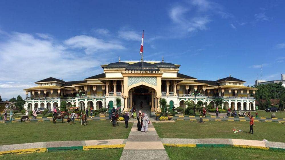 Istana Maimun menjadi salah satu objek wisata favorit di Kota Medan. Istana ini merupakan bukti kebesaran Kesultanan Deli (IDN Times/Prayugo Utomo)