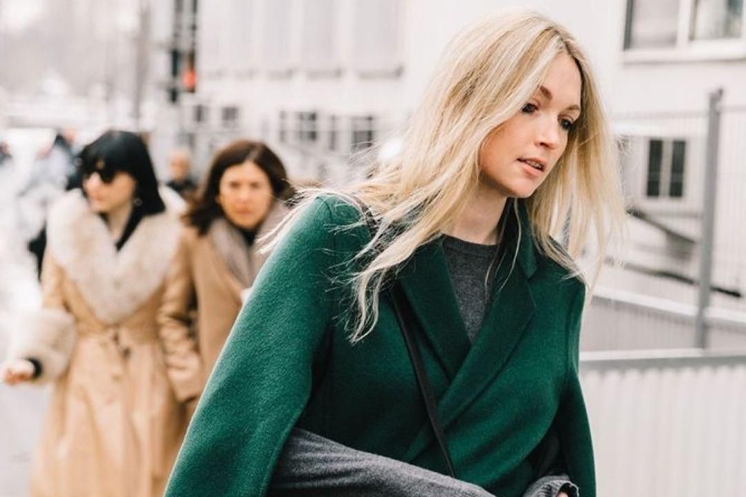 Tips Padu-padan Warna Hijau Emerald, Bikin Tampilan Lebih Glamor!