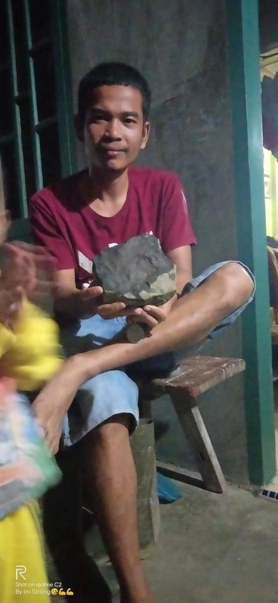 Pemilik rumah, Josua saat memperlihatkan batu yang diduga meteor (Istimewa/Dok IDNTimes)
