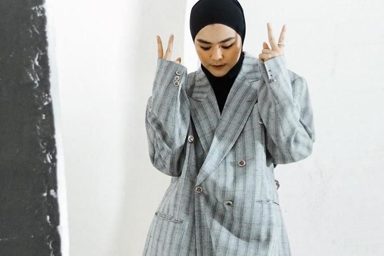 Deretan Artis Berhijab yang Punya Gaya Unik, Bisa Ditiru!