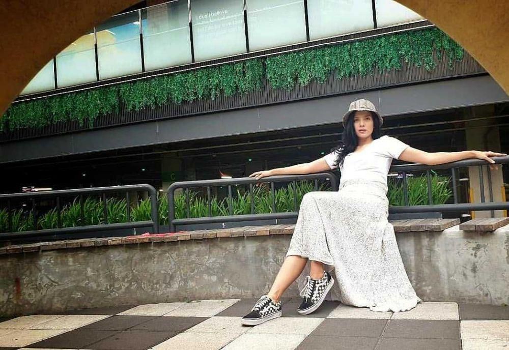 Bir qiz pul evaziga u bilan jinsiy aloqa qilayotgan yigitni videoga olmoqda.