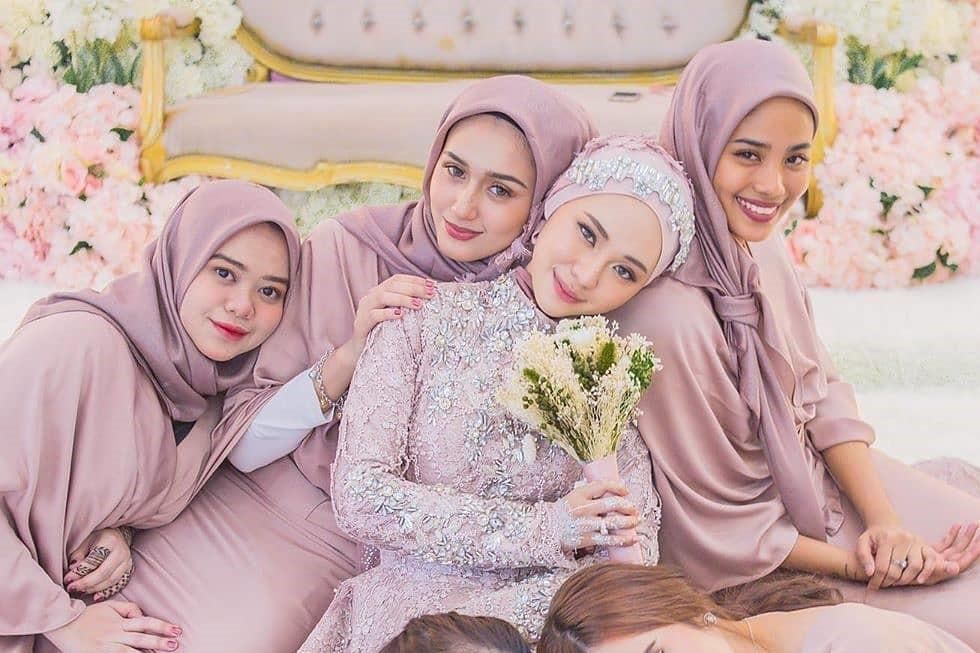 20 Inspirasi Baju Bridesmaid Hijab Instagram yang Elegan