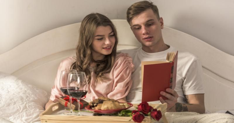 20 Puisi Cinta Romantis Karya Sastrawan yang Bikin Hati Pasangan Luluh