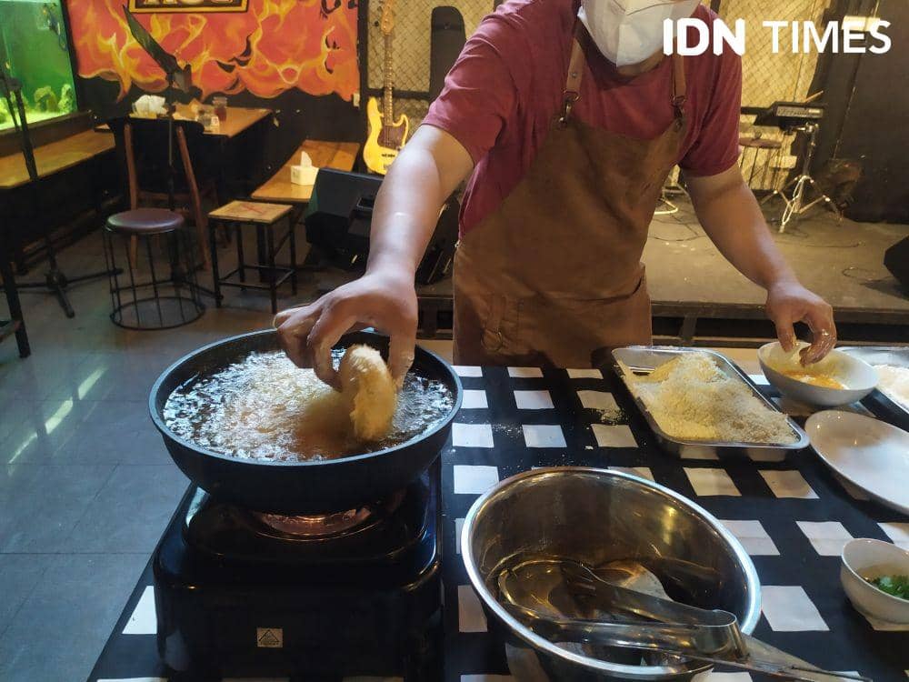 Ilustrasi memasak pempek kapal selam khas Palembang (IDN Times/Feny Maulia Agustin)