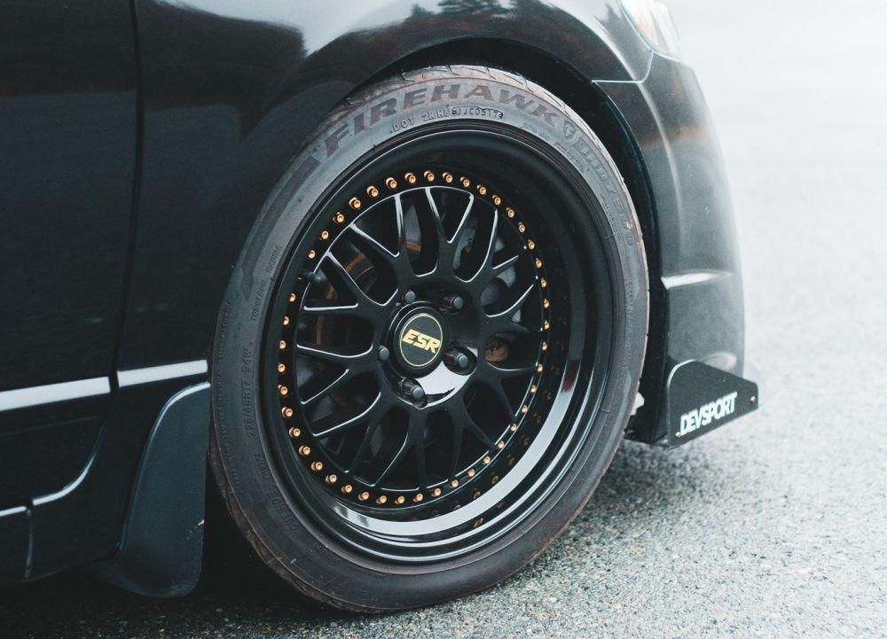 Velg racing warna hitam (pexels/Erik Mclean)