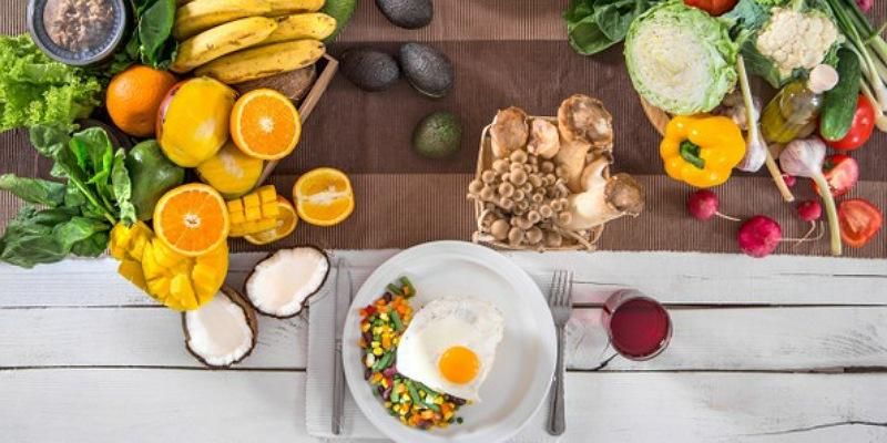 5 Seleb Ini Punya Cara Makan yang Berbeda, Aneh atau Unik Ya?