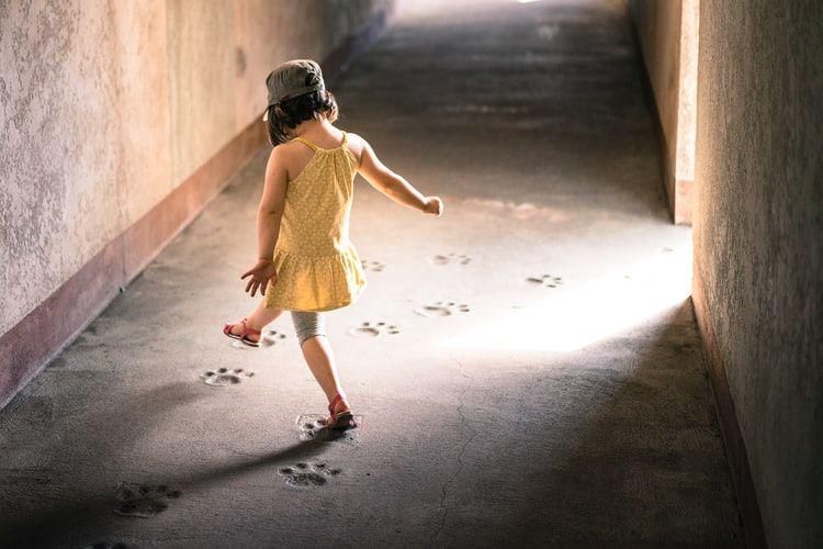 Ilustrasi anak bermain sendiri (unsplash.com/huguesdb)