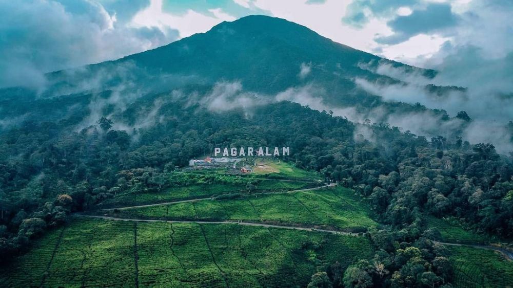 tulisan Pagar Alam dengan latar Gunung Dempo (instagram.com/jonyrahardja)