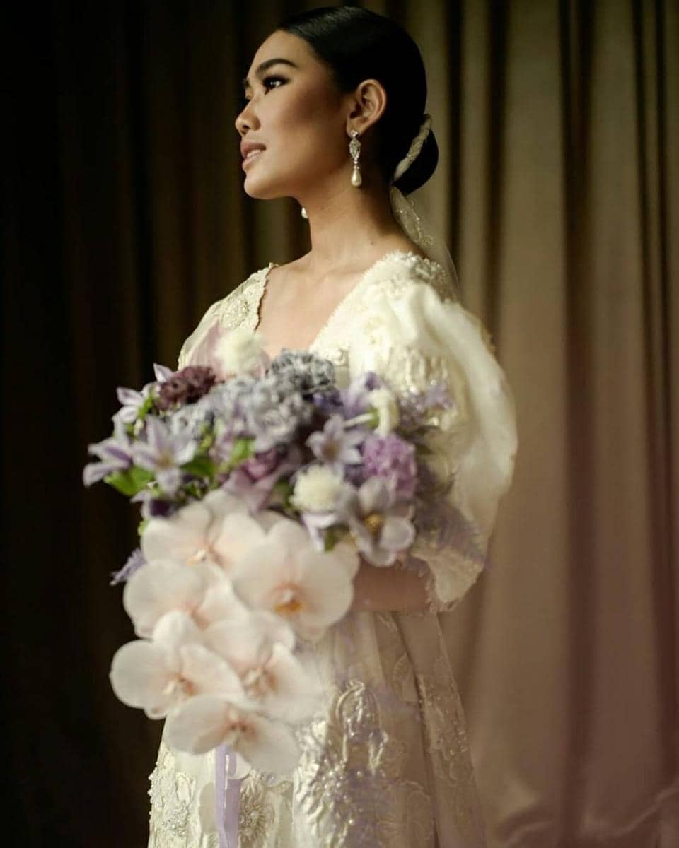 Buket bunga di pernikahan Alika Islamadina dan Raja Siregar. (Instagram.com/thebridestory)