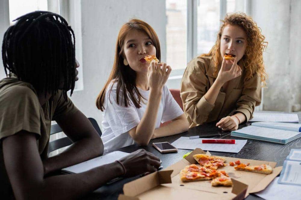 Ilustrasi makan bareng teman (pexels.com/Monstera)