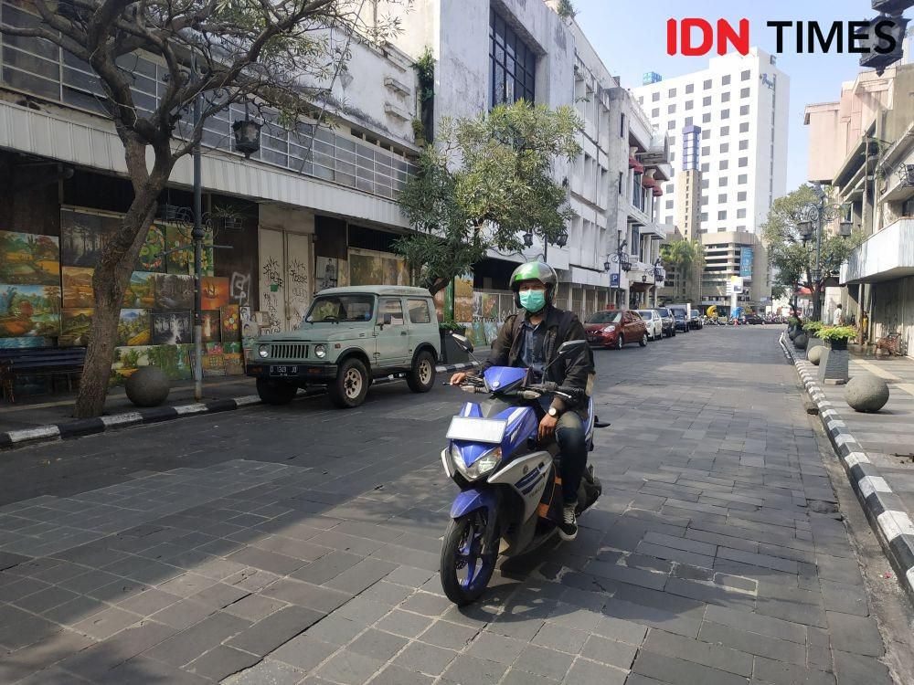 Kendaraan melintas di Jalan Braga yang sebelumnya ditutup saat PPKM Darurat. IDN Times/Debbie Sutrisno