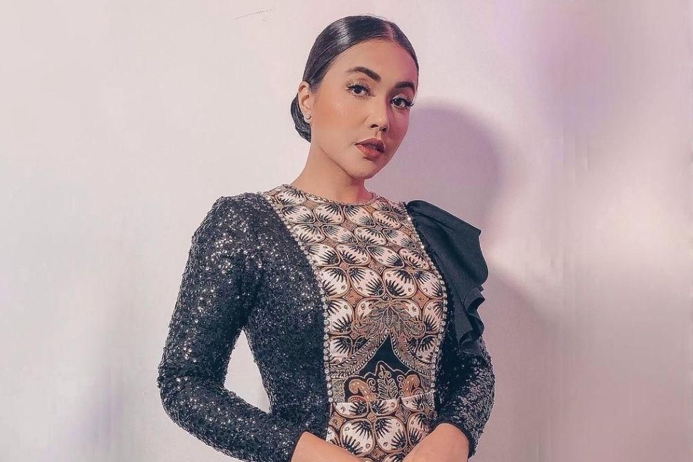 Tina Karolning yalangoch eshagi