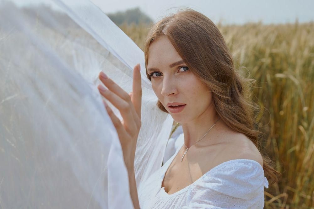 ilustrasi perempuan dengan baju warna putih (pexels.com/Tatiana Twinslol)