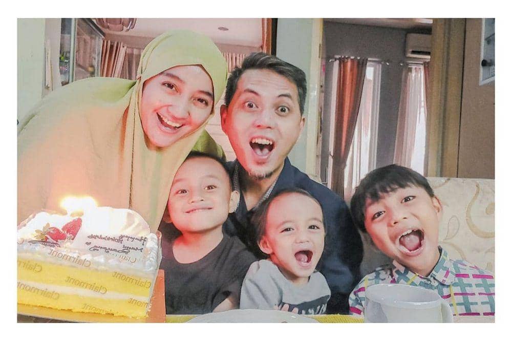 9 Potret Bahagia Keluarga Penty Nur Afiani | IDN Times