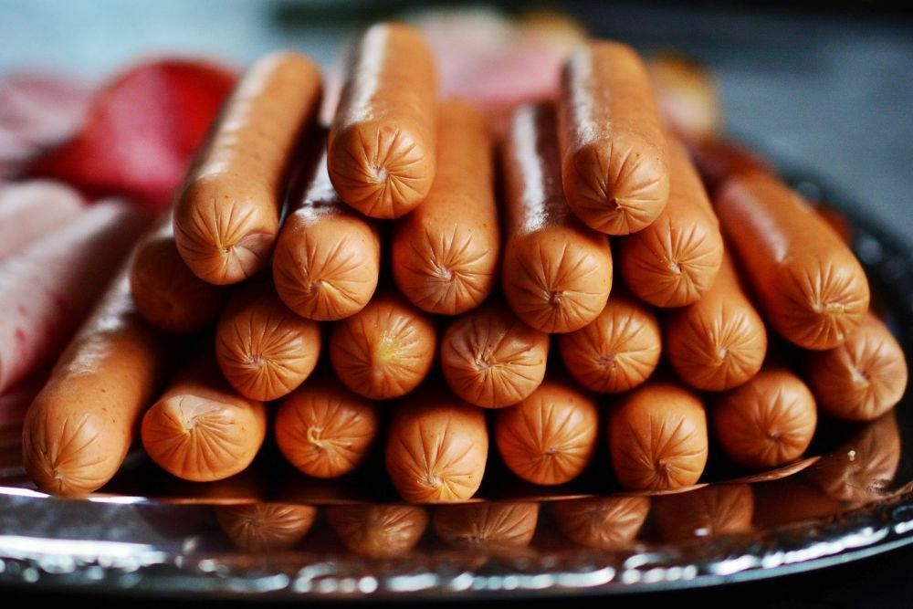 ilustrasi sosis mentah (pixabay.com/congerdesign)