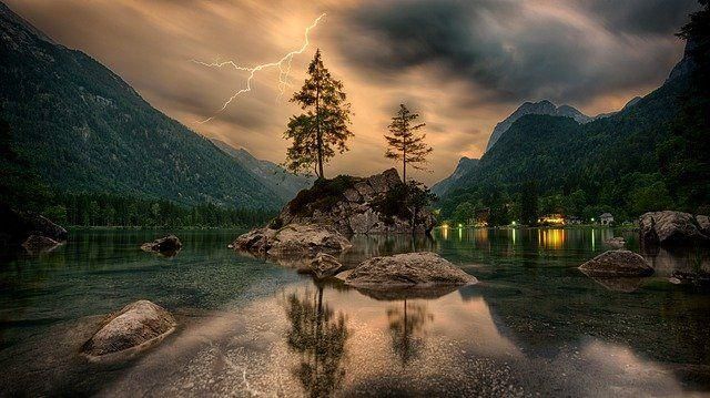 ilustrasi cuaca mendung di perairan danau (pixabay.com/jplenio)