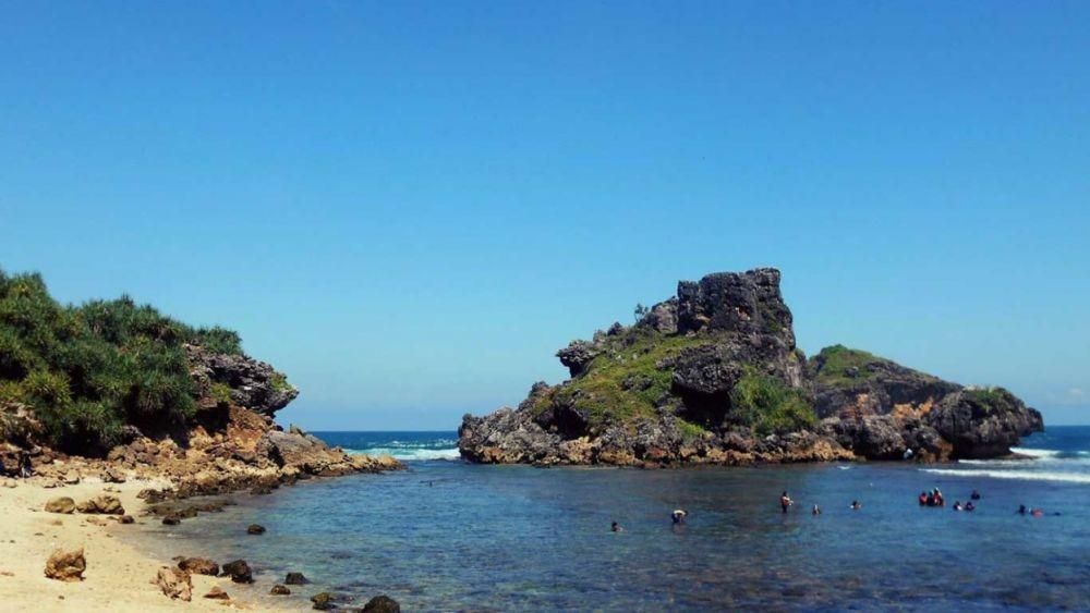 Pantai Nglambor: Pesona Pasir Putih dan Laut Jernih yang Menenangkan