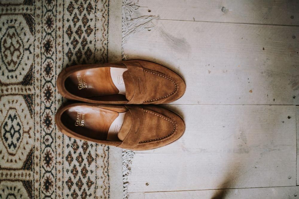 Ilustrasi sepatu suede pria (unsplash.com/David Lezcano)