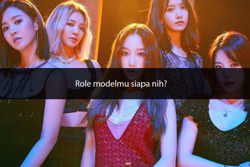 Eri tomosha qilayotganda divanda jinsiy aloqada bolgan xotin Katta kokraklar bilan onanizm