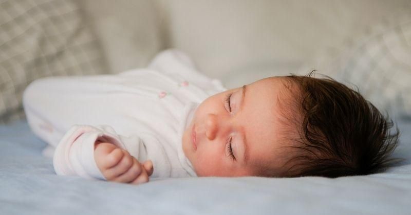 Pertolongan Pertama Ketika Bayi Jatuh dari Tempat Tidur