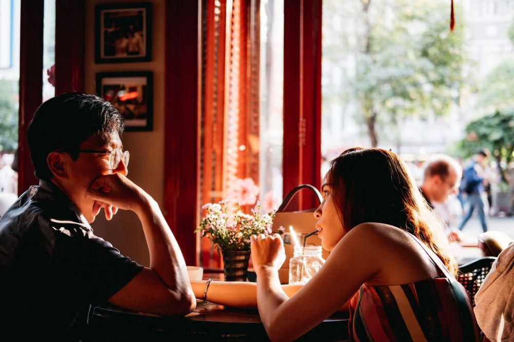 ilustrasi pasangan yang sedang mengobrol (unsplash.com/@cannedstreet)