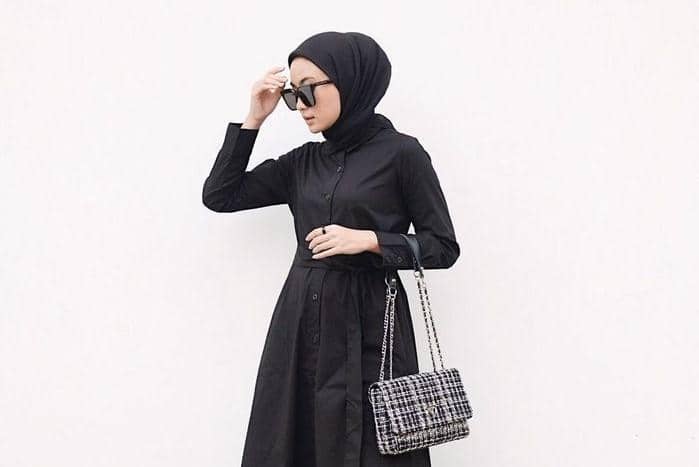 dress hitam elegan hijab Inspirasi Dress Hitam Elegan Hijab untuk Kondangan & Pesta