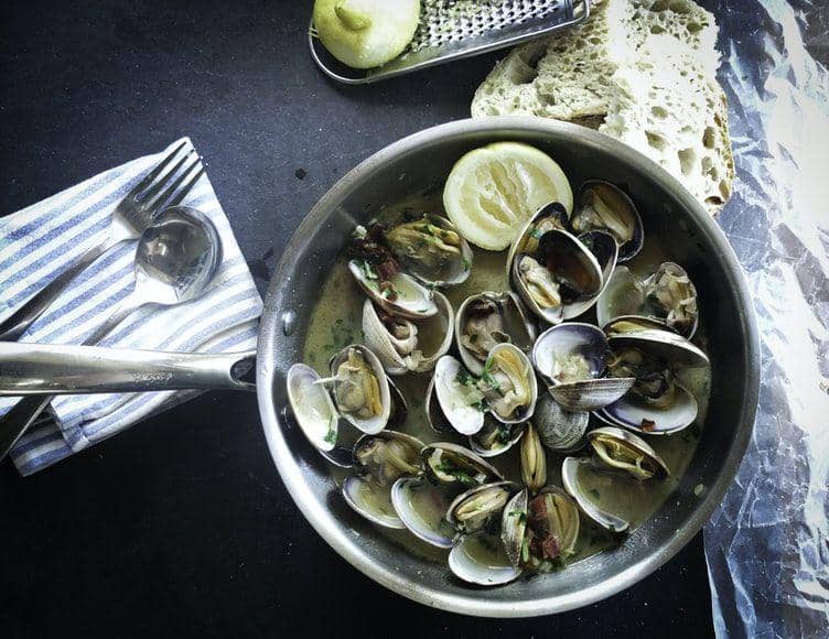 ilustrasi kerang saus mentega (unsplash.com/Adrien Sala)