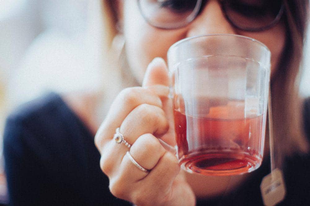 Seseorang minum teh (unsplash/thandyung)