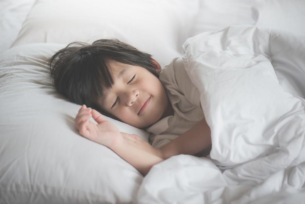 5 Tips Mengatasi Anak Susah Tidur agar Siap Masuk Sekolah Pagi