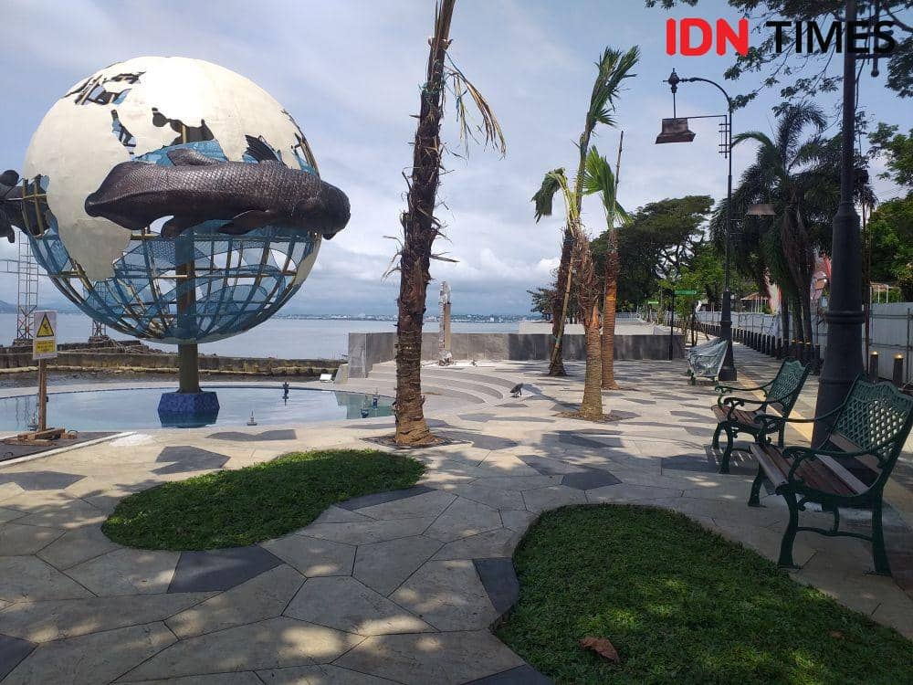 Tugu Bola Dunia anjungan Pantai Malalayang, Manado, Sulawesi Utara, Selasa (1/3/2022). IDN Times/Savi