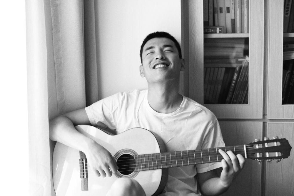 ilustrasi seorang laki-laki bermain gitar (unsplash.com/童 彤)