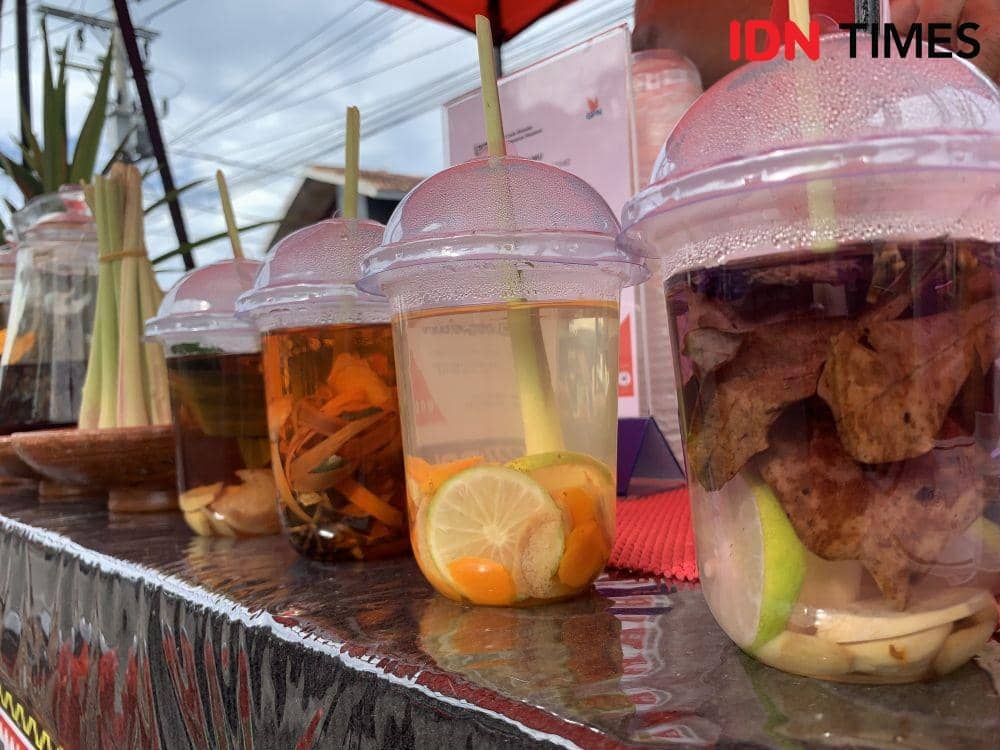 Minuman rempah yang di jual di Taman UMKM Bung Karno. (IDN times/Rohmah Mustaurida).