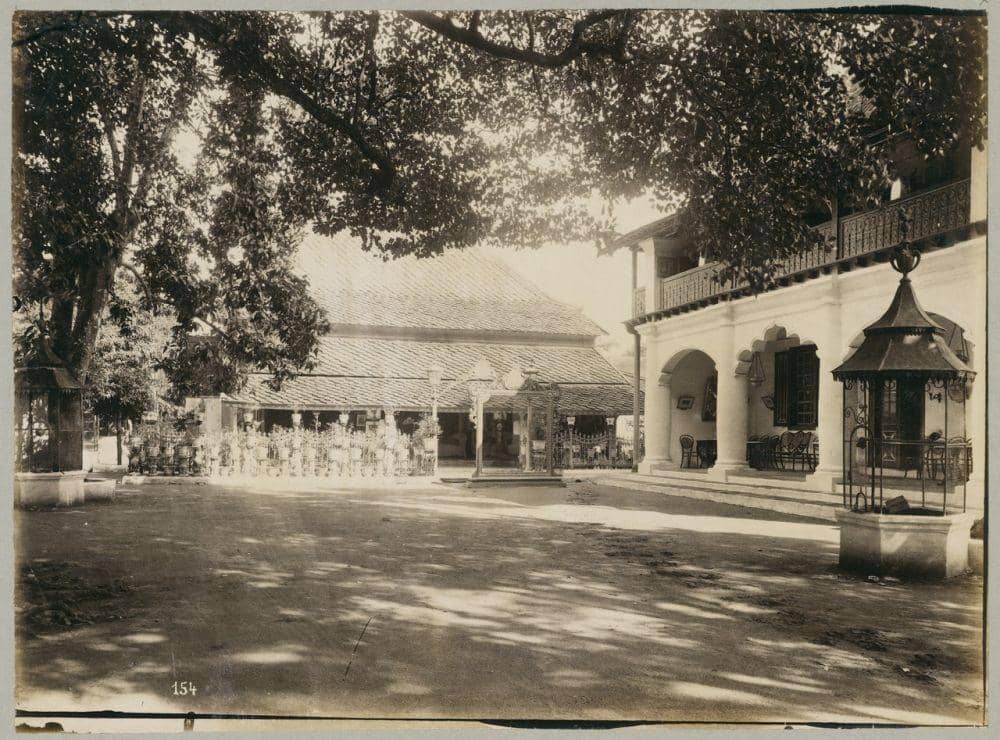 Suasana Gedong Kuning, salah satu bangunan di Keraton Yogyakarta, yang diabadikan oleh fotografer Kassian Céphas pada tahun 1895. (Royal Netherlands Institute of Southeast Asian and Caribbean Studies/KITLV)