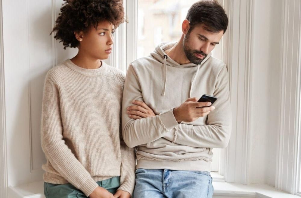 5 Cara Mudah Beradaptasi dengan Pasangan yang Beda Suku, Pahami Budaya