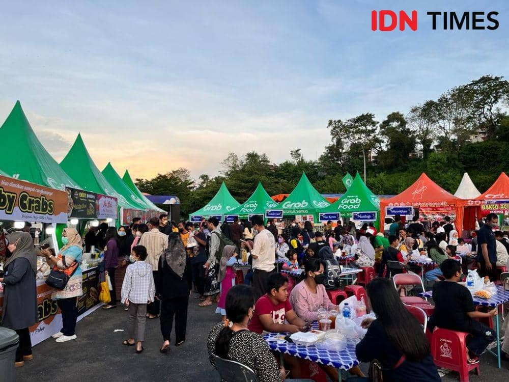 Suasana ngabuburit di Ramadhan Weekend Market 2022 di CitraGrand Semarang. (IDN Times/Anggun Puspitoningrum)