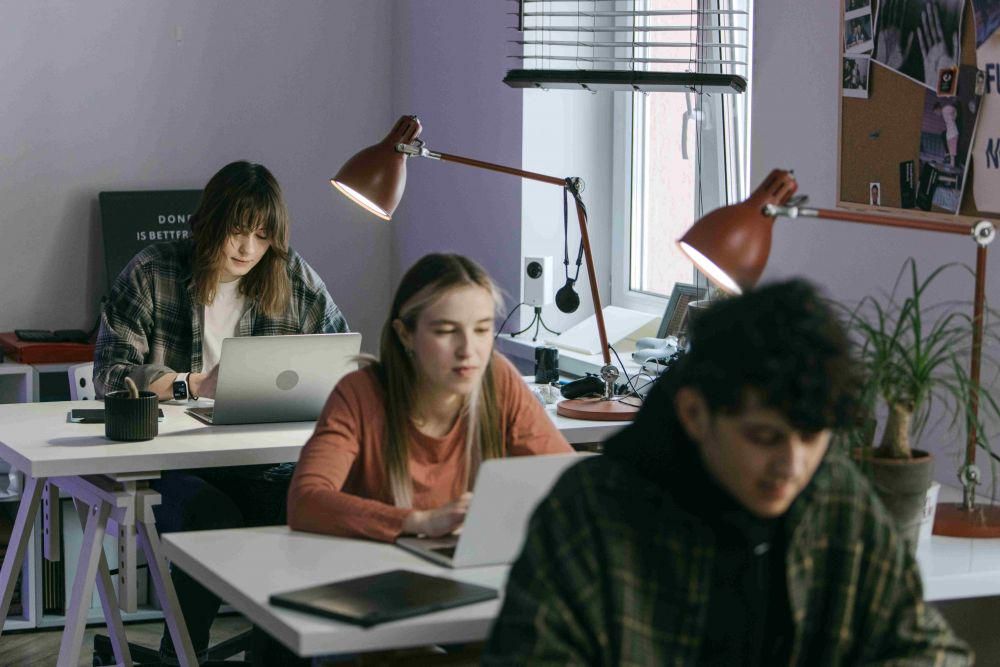 ilustrasi posisi duduk saat bekerja (pexels.com/Ivan Samkov)