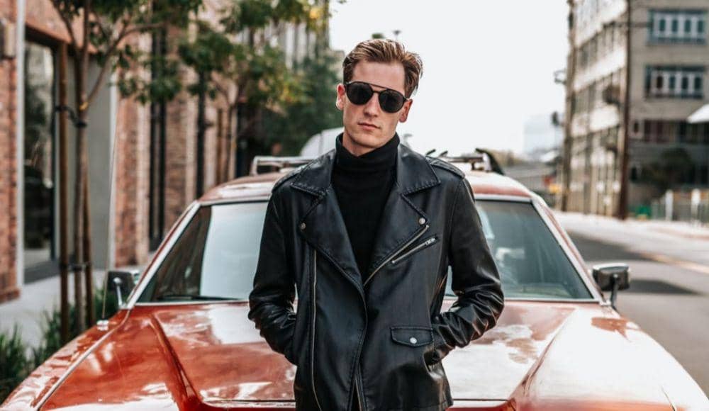 ilustrasi pria memakai outfit gelap (unsplash.com/Tyler Nix)